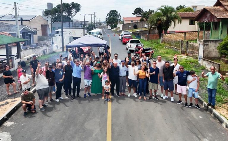 Vereador Polaco e comunidade comemoram pavimentação na Benjamin Constant